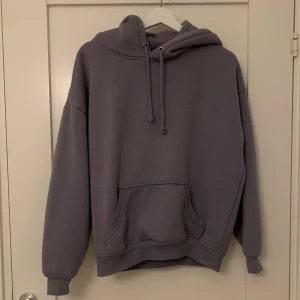 Hoodie - Grå/lila hoodie från Bik Bok i storlek XS
