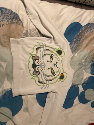 Kenzo crewneck. Medium storlek. - Köpt i Danmark för 2800kr blivit för liten jätte bra kvalitet inga färgförändringar inga hål