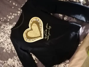 Fin blus i st. S  - Mjuk som en linne, mörkt blå/svart färg, st. S  Köpt i Ukraina några år sedan. Säljer för att hjälpa till mina kompisar i Ukraina. 