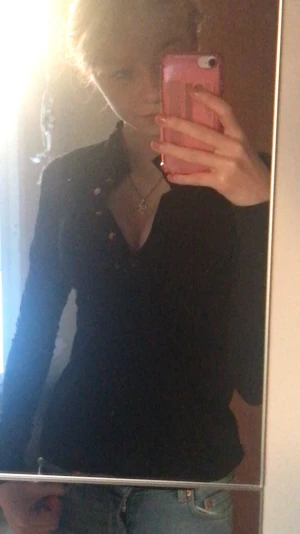 Svart tröja med knappar - långärms tröja med guldknappar. Kan bäras knäppt som en polo eller oknäppt. Nyskick