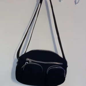 Väska - Säljer min lilla 4-facksväska i fint skick då jag inte använder den, köpt för 329kr använt ca 5 gånger… OBS: jag står inte för postens slarv