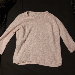 Stickad tröja - Denna stickade tröja är rosa och säljs pågrund av att jag inte passar den längre. Den är från ginatricot. Frakt kostar 25kr