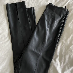 Svarta skinnbyxor med slits i storlek 38! - Svarta tajta skinnbyxor med slits från Gina Tricot i storlek 38!