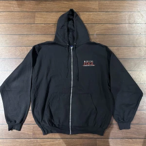 Champion Medical Edge Zip Hoodie - Snygg Champion Zip hoodie i storlek XL!  Bara o skriva om du har några frågor🙏  Använd gärna Köp Nu!  Finns även i våran butik på Norra Hamngatan i Strömstad eller på våran hemsida Clearout.se