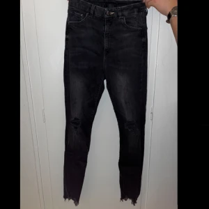 Jeans - Skinny jeans med slitningar, knappt använda