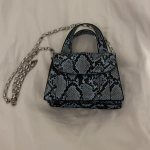 Zara väska - En super snygg väska från Zara. Använde den bara förra sommaren och den ser ut som helt ny. Man kan öppna den från goda sidorna och de får plats mycket med saker💕