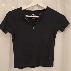 Svart tröja  - Använd några gånger men inget slitet och allt pp den funkar.