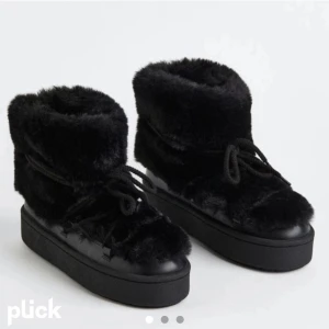 Vinterskor  - Säljer dessa populära hm skor som är slutsålda överallt . Jätte bra skick och använda endast en gång . Säljer pga att de inte passar mig . 💕