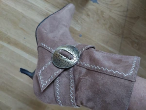 Stövletter i mocca, färg beige, s 38 - Stiliga stövletter knappt använda i s 38.