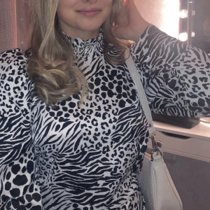Vit/svart leopardklänning - Vit/svart leopardklänning från Gina Tricot strl 34!