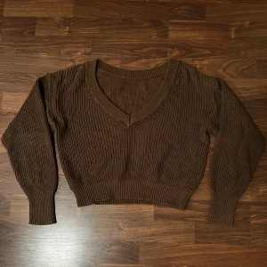 Superfin stickad tröja  - Vet inte om jag tagit kort på framsidan av tröjan, eller på ryggen! 😅 Använt den på båda sätt.  Storlekslappen är borta men gissar på S/M