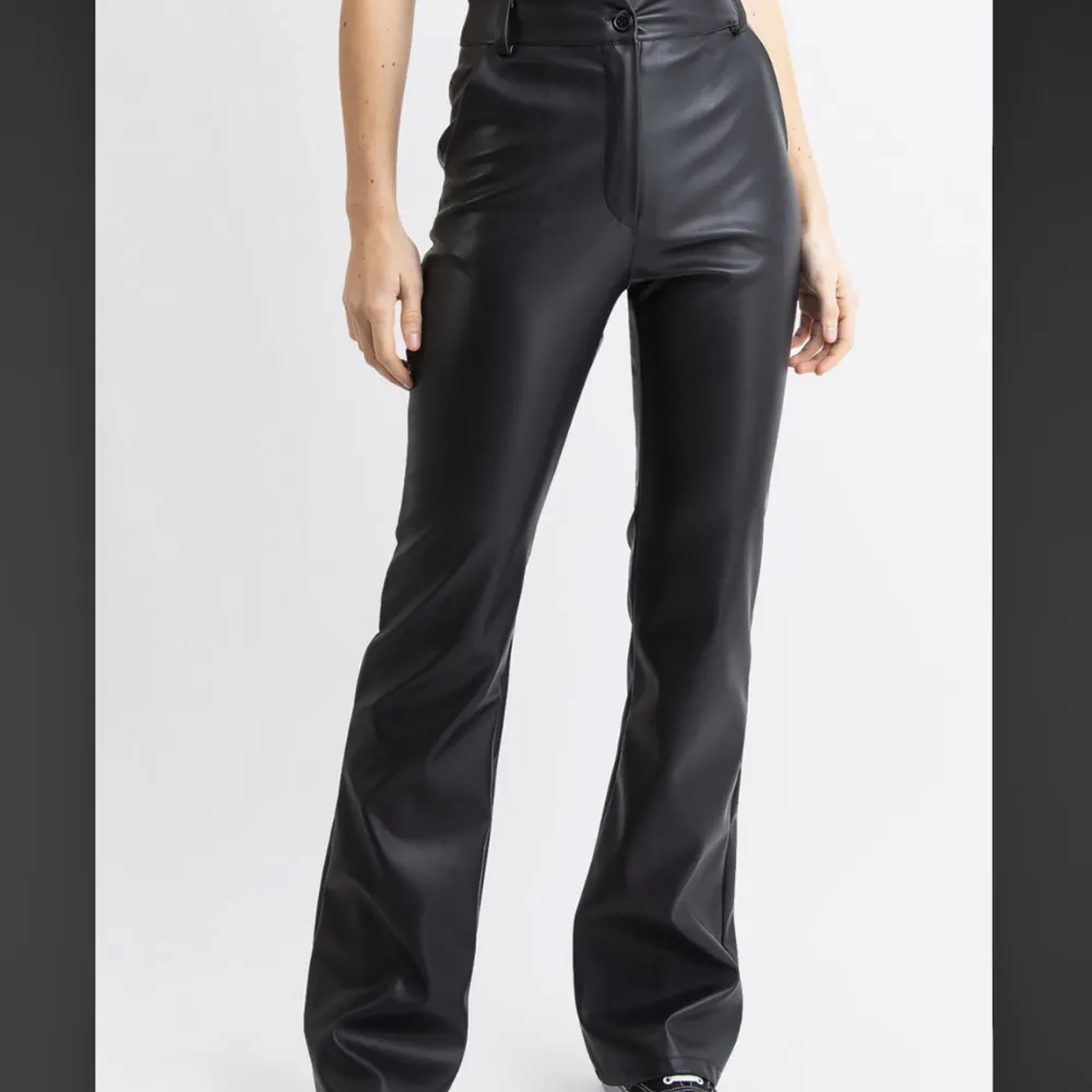 Svarta byxor i fuskskinn med bootcut-modell. De är använda ett antal gånger men de är i bra skick!❤️‍🔥 Ordinare pris är 599, men jag säljer för 350!!. Jeans & Byxor.