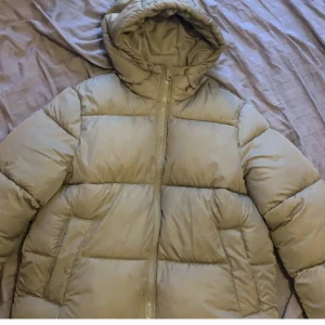 Pufferjacka - Säljer min gröna puffer jacka från hm. Så fin och varm jacka!! finns inga skador på jackan. Köpte förra året för 499kr och säljer nu för 200 kr + frakt💗 ( det är samma jacka som den svarta på 2 bilden) 