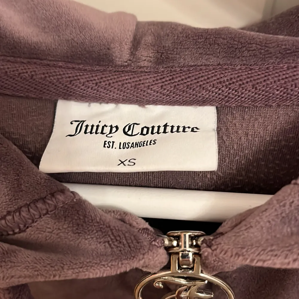 Säljer en cool,ovanliga Lila juicy couture hoodie med juicy text utan armar köpt på Urban outfitters för 799kr och storlek xs❤️på texten där bak har den tappat en diamant! 💕Hoodien ser liten ut på bilden men vid intresse kan ni skriva om bilder privat💗. Tröjor & Koftor.