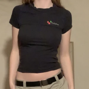 T-shirt  - En T-shirt med tryck på ryggen, sitter super smickrande.