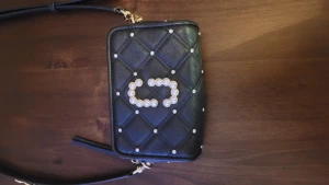 Marc Jacob väska  - Marc Jacobs axelremsväska. Fint skick, sparsamt använd. 