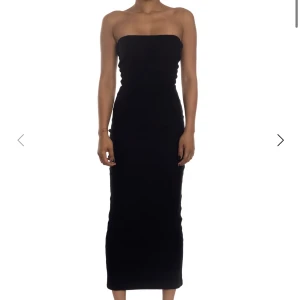 Adsgn klänning  - En svart lång tubklänning från adsgn! Beställde i två olika storlekar och orkar inte skicka tillbaka den ena. Enbart provad 1 gång så är fortfarande i nyskick💖sitter supersnyggt och är väldigt bekväm klänning som inte trillar ner när man går. Nypris 699kr