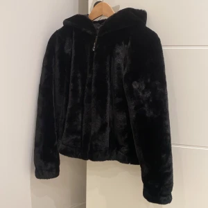 Teddy Jacka - Svart teddyjacka i ny skick, använd endast vid fåtal tillfällen.