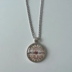 The Beatles halsband - Handgjort halsband med The Beatles album titel på. 75kr + 15kr frakt 💞 Kontakta mig innan du klickar på ”köp nu” :) Jag gör även halsbanden fast med egen valfri bild på 