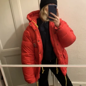 Fjällrävenjacka - Röd jacka från Fjällräven, supervarm och stor. Perfekt att ha i kylan, den är i XS men tror den är i mansmodell. Nypris 7000, väldigt bra skick❣️
