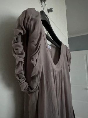 Exklusiv tunika - Grålila tunika i 100% silke från Venus de milo