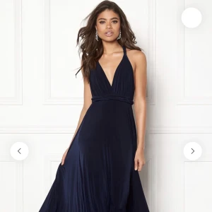 Goddiva multi tie maxi dress navy - Väldigt fin balklänning som går att knyta på alla möjliga sätt 🥰 I mycket gott skick!  Storlek: XS 