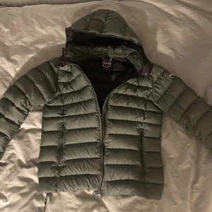 Colmar jacka - Colmar jacka  Skick:10/10 Storlek 48 motsvarar S/M Nypris: ca 6000kr Mitt pris: 2400 Pris kan sänkas vid snabb affär 