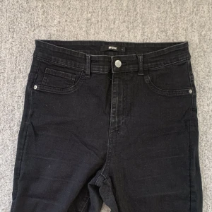 Tighta svarta jeans  - Tighta högmidjade jeans, knappt använda. 