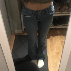jeans low waist bootcut  - Fina jeans från Hollister💗 Inte så använda eftersom det inte passar mig. Ny pris 550kr !LÅNAD BILD!