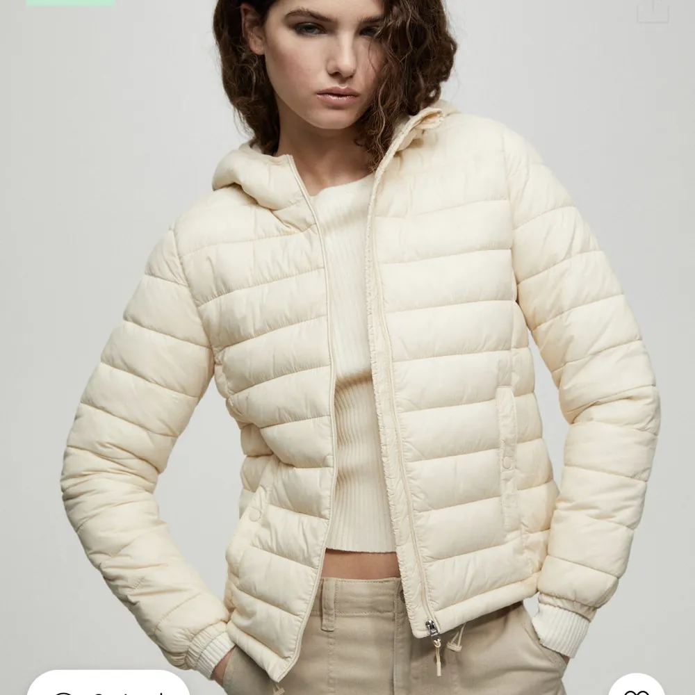 Säljer denna snygga vita jackan från pull&bear , köpt för några månader sen men har aldrig använt den. . Jackor.