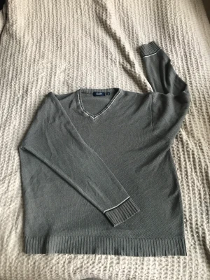 Vintage knit 90s style - En fin tunn 90-talströja Kurt Cobain-style. Något hål här å där, som det ska vara! 