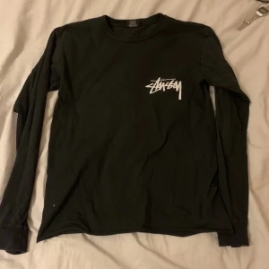 Stussy/our legacy tröja  - Tröjan är från en stussy och our legacy kollab. Tröjan har inga skadar men den är lite klippt på botten för tyckte att den va för lång 