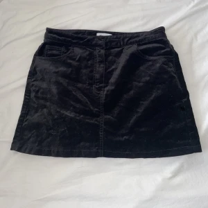 🖤Svart minikjol i sammet 🖤 - Svart minikjol i från Weekday i storlek 38 🖤