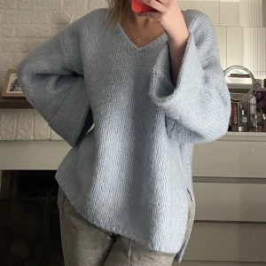 Stickad tröja - Säljer världens mysigaste tröja i storlek S. Helt som ny. 