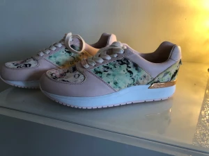 Ted Baker  - Helt nya , så fina storlek 38