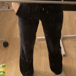 Juicy couture  - Väl använda juicys som inte har en ända fläck på sig säljer ändas för att jag vill ha i en annan färg. Färgen är night sky. Storlek XS. Säljer för 1000+ frakt men kan också byta mot en annan färg.