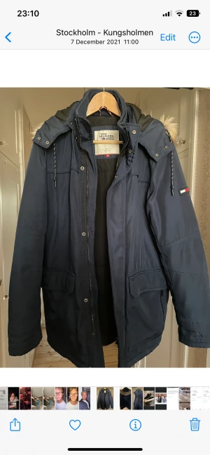 Tommy Hilifiger Vinterjacka - Tommy Hilfiger jacka i fint skick. Varm och skön vinterjacka som är sparsamt använd. Praktisk med många fickor samt har luva med päls som man kan ta av. Skickas med PostNord. 