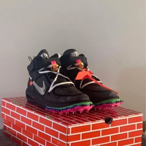 Air force 1 off-white high - Storlek: 45eu / 11us Skick: Ds (aldrig använda)  Metup Stockholm eller frakt på köparens bekostnad🤝  Pm för fler bilder📷 