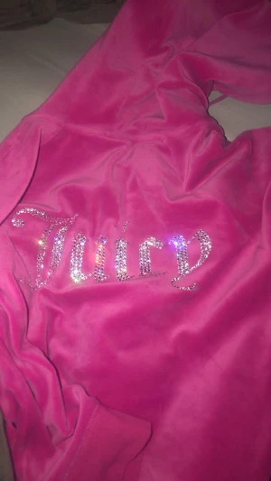 Juciy couture - Säljer detta sätt jag fick från mitt ex som jag använt ca.2 gånger allt är helt och alla diamanter sitter kvar💓 nypris. 1950 köpt på jd sports 