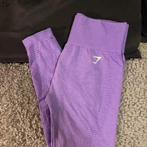 Storlek L i färgen ”Bright purple marl”. Underbara tights, säljer då storleken inte passar mig! 