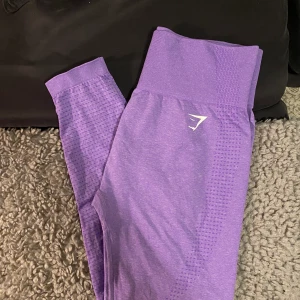 Gymshark vital seamless - Storlek L i färgen ”Bright purple marl”. Underbara tights, säljer då storleken inte passar mig! 