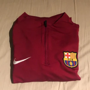 Nike Barcelona tröja  - 9/10 skick. Använt Max 3-4 gånger. Storlek S passar även en smal person som har M 