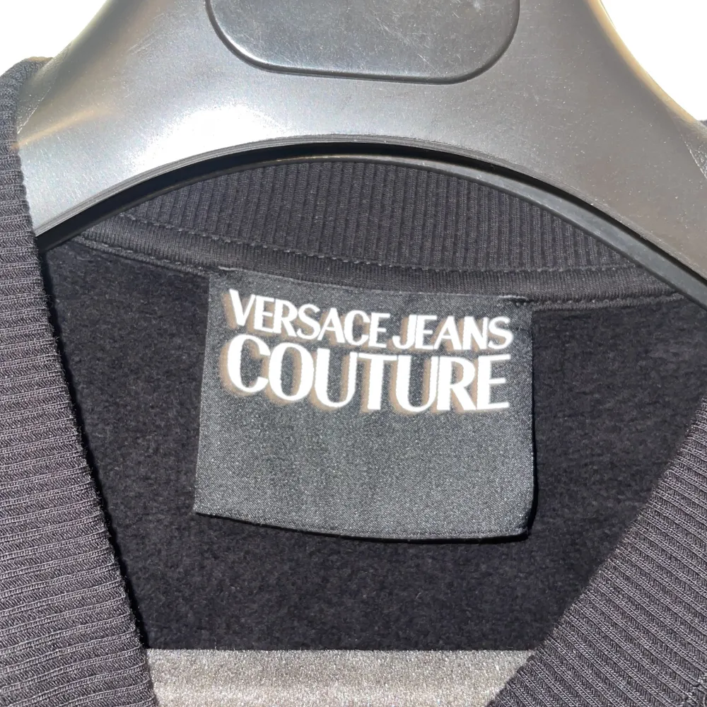 Versace Jeans Couture tröja   Säljer nu denna då jag inte använder tröjan. Den är i jätte bra skick och köptes via zalando. Och har enbart  använts 1 gång.   Äkthetsbevis finns på tröjan, med siffror man kan söka på för att bekräfta att den är autentiskt. Hoodies.