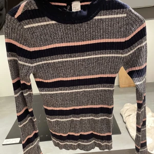 Randig tröja från hm - Tröja inköpt från hm i storlek small. Aldrig använd.