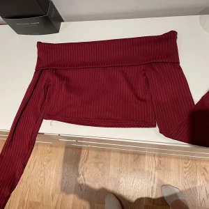 Vinröd topp - Vinröd topp från SHEIN i storlek medium. Använd 1 julafton, nästan nyskick 