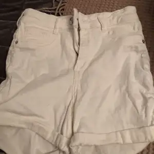 Vita jeansshorts från gina! Frakt tillkommer på 40kr!