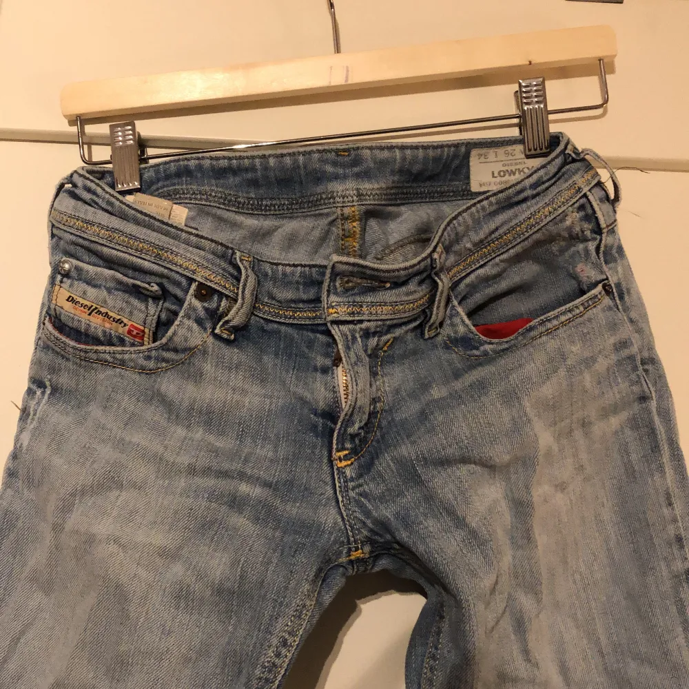 Lågmidjade jeans från Diesel i modellen Lowky. Strl W26L34. Jeans & Byxor.