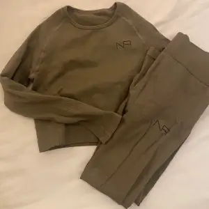 Träningsset från ”NA” ”New apparel”. Båda delarna är i storlek S och säljer för 200kr tillsammans💖