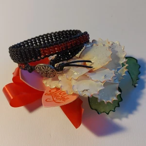 ETT SNYGGT HANDGJORT ARMBAND ATT VIRA RUNT HANDLEDEN  - Armbandet är gjort av skinnrem och pärlor med metallknapp. Lätt att ta på. Bilderna får tala för sig själva. En fin påse medföljer. Frakten betalas av köparen. OBS Det går inte att ringa mig på mobilen bara via e-mail på: elisabethraad1950@gmail.com 