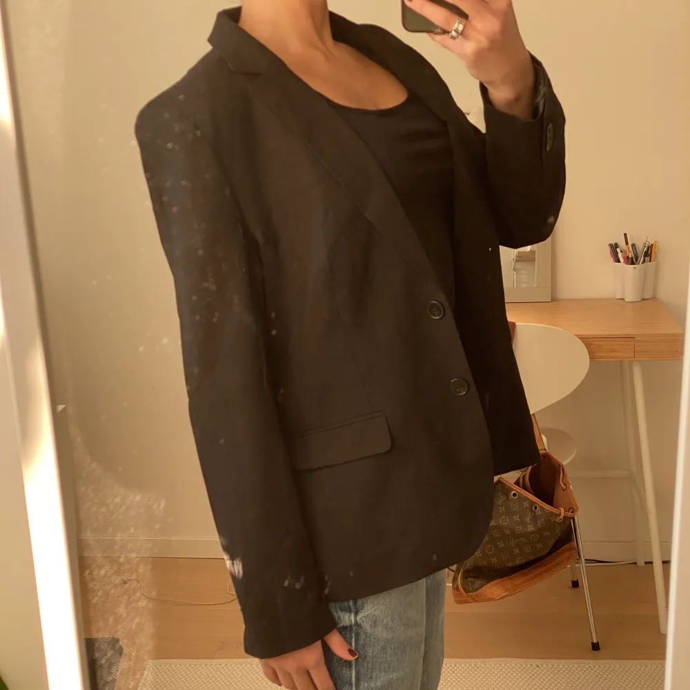 Svart blazer från STOCKH LM. Det står storlek 44 men min storlek är i vanligafall 36 så denna sitter lite oversized. Fraktar för 59kr eller möts upp i Lund. . Jackor.